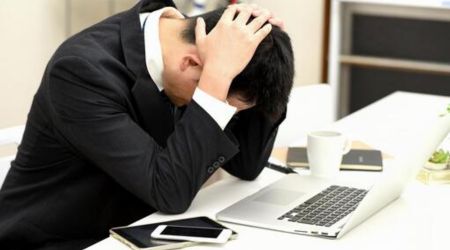 頭を抱える管理会社の写真