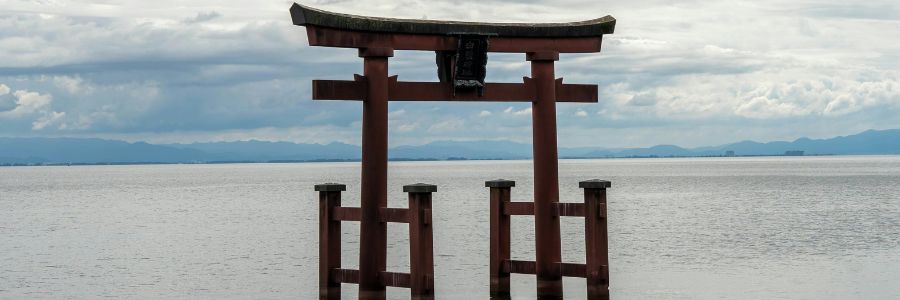 滋賀白髭神社と琵琶湖の写真