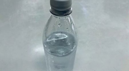 中身の入ったペットボトルの写真