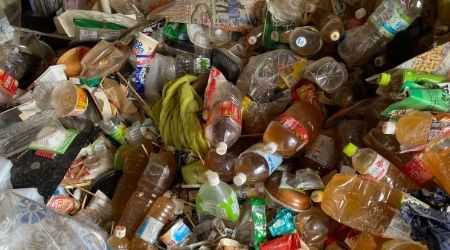 中身の入ったペットボトルの写真